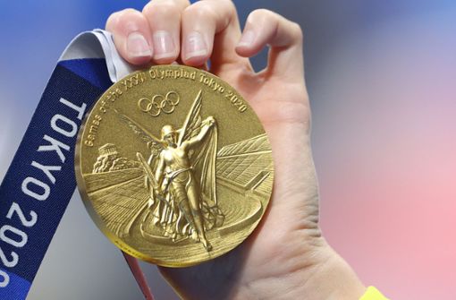 Eine Goldmedaille der olympischen Spiele in Tokio. Foto: dpa/Oliver Weiken