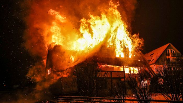 Wohnhaus geht in Flammen auf - Anwohner werden gewarnt