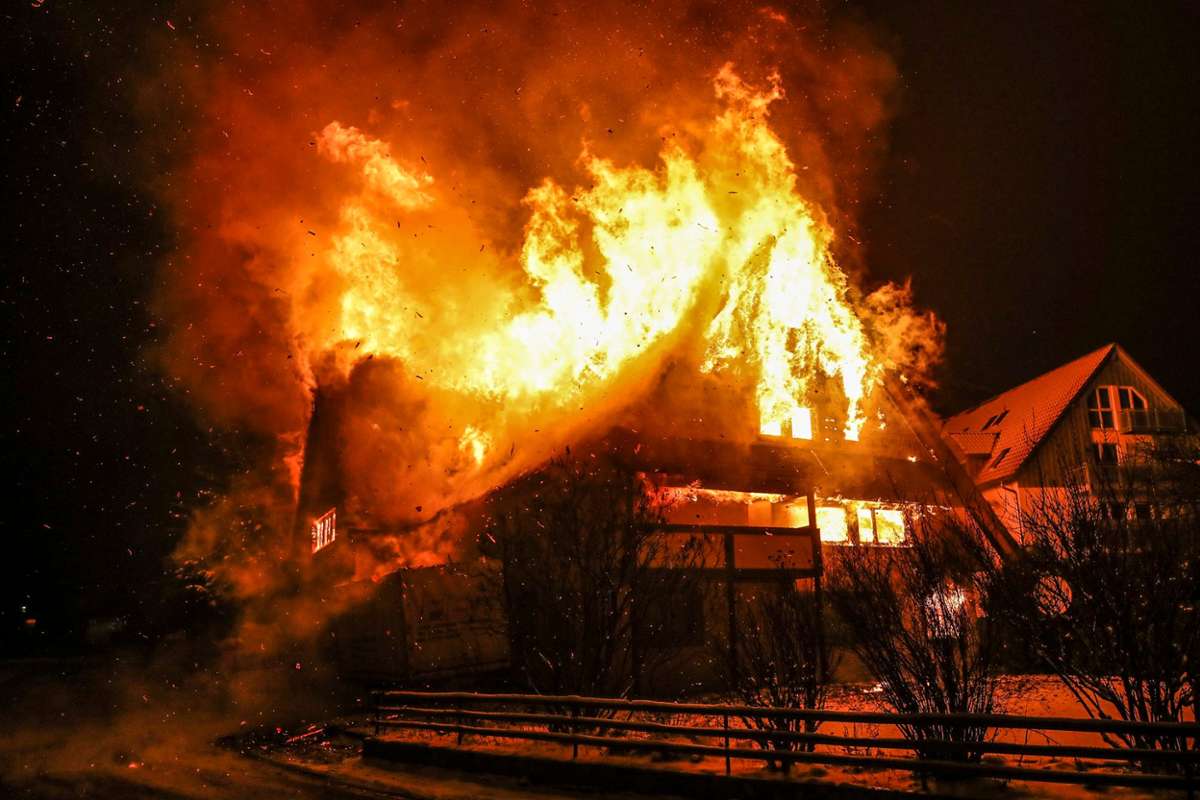 Das Gebäude in Mönchweiler stand innerhalb von Minuten in Flammen und brannte komplett ab. Foto: Eich