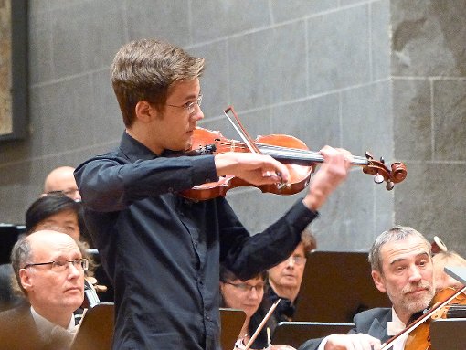Ein hoffnungsvolles Nachwuchstalent präsentiert sich beim Neujahrskonzert des Sinfonieorchesters VS. Johannes Ascher bezauberte mit seinen Geigenkünsten. Foto: Kouba Foto: Schwarzwälder-Bote