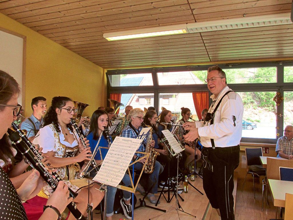 Zur Mittagsstunde spielt die Musik- und Trachtenkapelle Gremmelsbach unter der Leitung von Slawomir Moleta volkstümliche, dem Anlass angepasste Melodien.