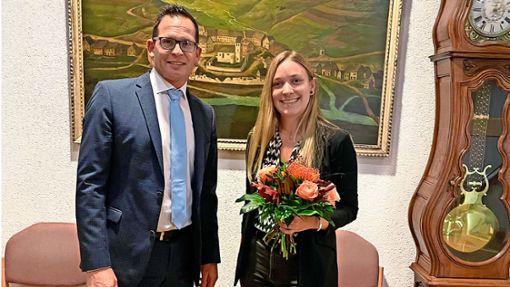 Bürgermeister Heiko Wehrle verabschiedet Veronika Kienzler aus dem Gemeinderat und bedankt sich für ihr Engagement. Foto: Stefan Heimpel