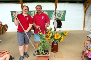 Johanna Kaiser und Alexander Erhart pflanzen zum Hopfenfest eine Hopfenpflanze.  Foto: Baltzer Foto: Schwarzwälder-Bote