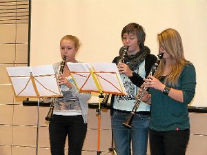 Das Klarinetten-Trio (von links) Dorothe Flaig, Jana Beck und Lara Rall umrahmte das offizielle Programm. Foto: Schönfelder Foto: Schwarzwälder-Bote
