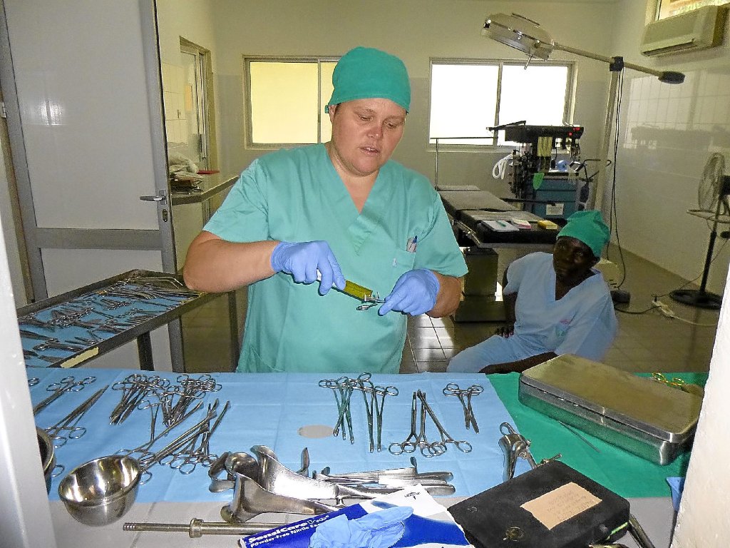 Die hygienischen Bedingungen im St. Francis Hospital stellten Sabine Pühl immer wieder vor Herausforderungen, wie hier bei der Pflege der OP-Instrumente.