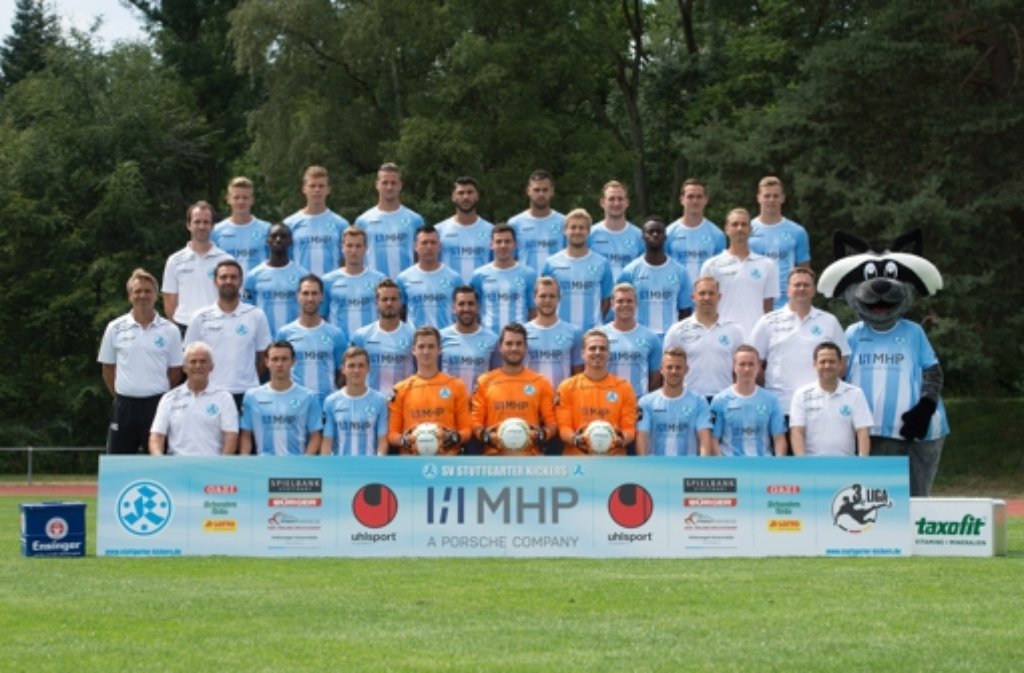Die Mannschaft der Stuttgarter Kickers für die Saison 2015/16. Und Maskottchen Waldi ist auch dabei.