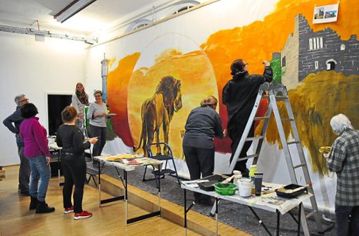 Die Kursteilnehmerinnen malen an der 32 Quadratmeter großen Leinwand. Ulrich Bauknecht (von links) und Romana Glunk halten sich im Hintergrund. Foto: Rahmann
