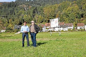 Andreas Heizmann (links) und Klaus Schmieder stehen dort, wo bald der Eisspeicher des Karl-May-Wegs III errichtet wird. Foto: Möller