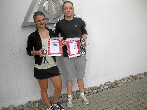 Am Ende strahlte Arlinda Herforth (Dettingen, links) über ihren Finalsieg in der U16 gegen Fabienne Pfizenmayer (Empfingen Foto: Schwarzwälder-Bote