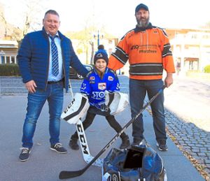 Vater Bernd Jojo Schmid (links) sowie Ex-Nationalspieler Sascha Goc freuen sich über die Leistungen des Nachwuchstalents  Lean Schmid im Eishockey-Tor. Foto: Kraushaar