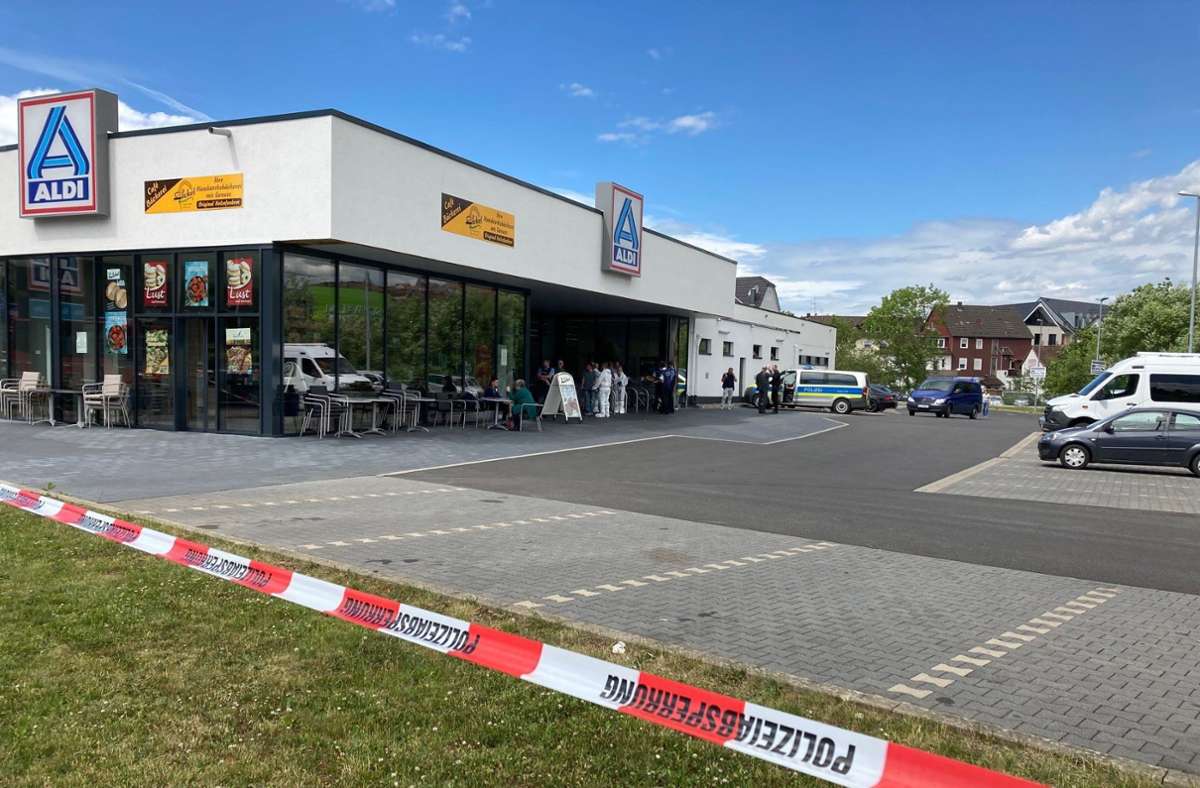 Schwalmstadt in Nordhessen: Schüsse in Einkaufsmarkt – Mann tötet Frau, dann sich selbst