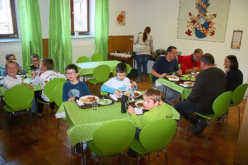 Einen gelungenen Start hatte     die Mittagsbetreuung an der  Ringinger Grundschule. Die Schüler ließen sich Schnitzel mit Pommes schmecken.  Foto: Schule Foto: Schwarzwälder-Bote