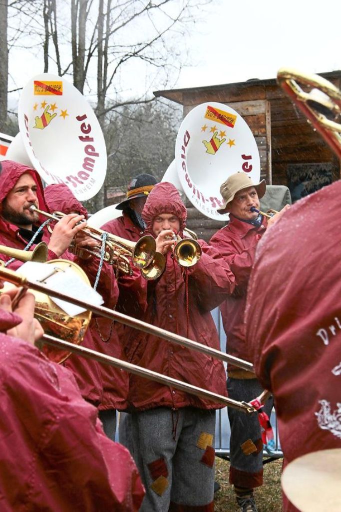 Trotz Regenwetter ist die Stimmung an Schanze und Loipe gut. Die Guggenmusik Driewili-Stampfer (links) heizt dem Publikum musikalisch ein.