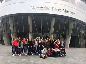 Spanische Austausschüler besuchen das Mercedes-Benz-Museum in Stuttgart.  Foto: Seng Foto: Schwarzwälder Bote