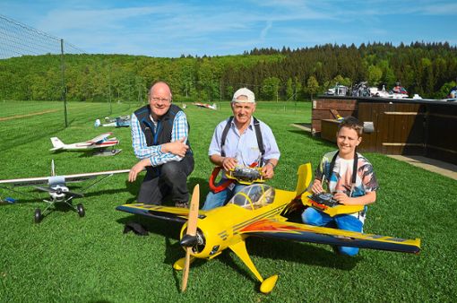 Die Beschäftigung mit Modellfluggeräten machte Ralf Kindervater, Hermann Wacker und Till Wacker (von links) sichtlich großen Spaß.  Foto: Bausch Foto: Schwarzwälder Bote