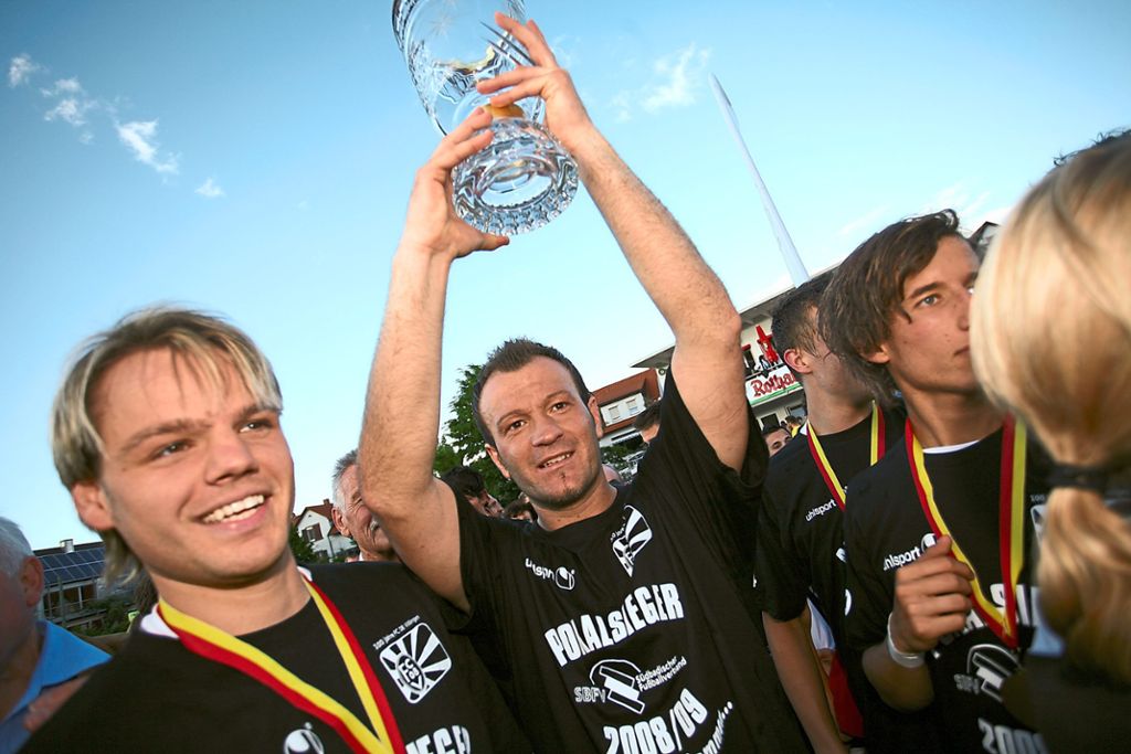 Szenen der Karriere: Jago Maric bejubelt mit Mario Klotz im Jahr 2009 den SBFV-Pokalsieg.