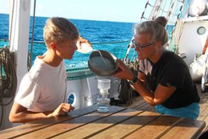 Nele Haarmann untersucht Wasserproben aus dem Meer auf Mikroplastik.  Foto: Veranstalter Foto: Schwarzwälder Bote