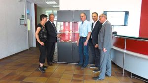 Der Geschäftsführer von Schneeberger, Hans-Hermann Rahlmeyer (Zweiter von links), erklärte Saskia Esken die Produktpalette seiner Firma.  Foto: SPD Foto: Schwarzwälder-Bote