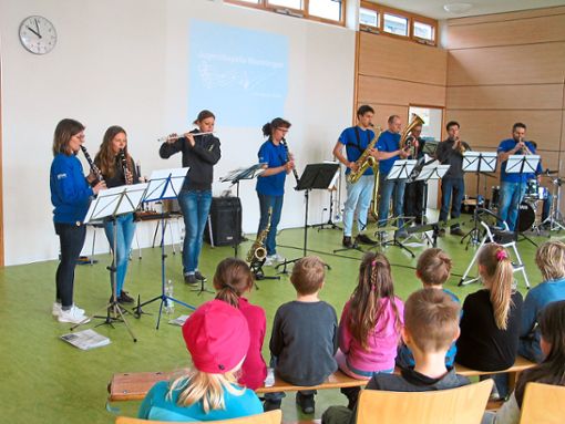 Musiker des Musikvereins Wurmlingen stellten den Schülern der Wurmlinger Grundschule verschiedene Instrumente vor. Die Aktion ist Teil einer Kooperation zwischen Schule und Verein. Foto: Begemann Foto: Schwarzwälder Bote