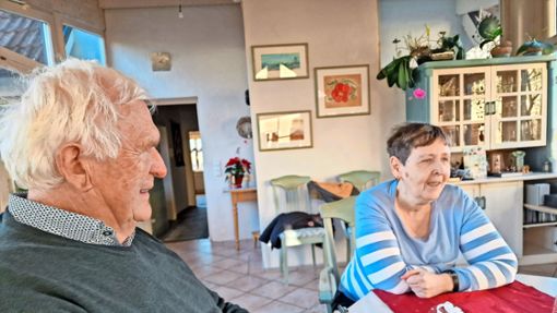 Josef Vogt und Marina Walbert , sie lebt in der Hirschhalde, bei einem Gespräch bei ihm in Brigachtal. Foto: Hella Schimkat