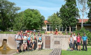 Von der Neckarquelle bis nach Bösingen: 24 Wanderer nehmen die 48 Kilometer in Angriff. Foto: Hezel Foto: Schwarzwälder Bote