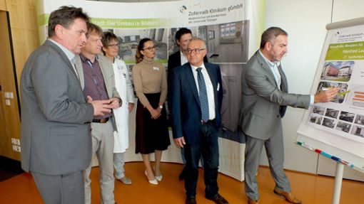 Harald Fechter, Fachbereichsleiter Infrastruktur am Klinikum (rechts), erklärt Sozialminister Manfred Lucha (links), was am Standort Albstadt geplant ist.  Foto: Kistner Foto: Schwarzwälder Bote