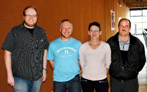 TSV-Jugendleiter Mario Maute gratulierte den drei Erstplatzierten Christian Roth, Tina Noder und Mathias Vögele  (von links). Foto: Schwarzwälder-Bote