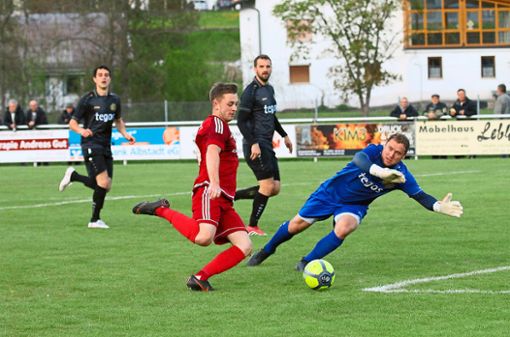 Daniel Holzmann netzt zum 1:0 für den TSV Straßberg ein. Foto: Kara