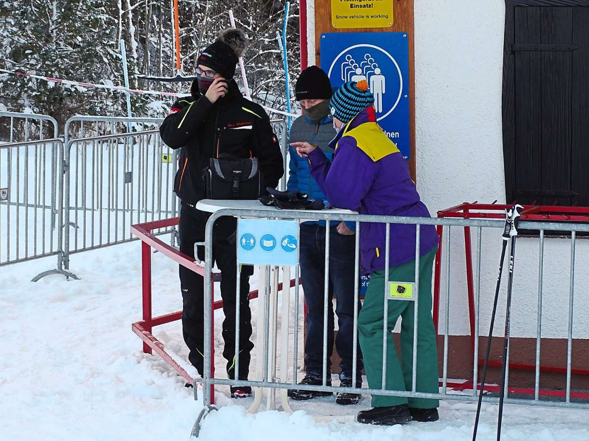 Nico Widmann, Christoph Vögele und Elfriede Widmann (von links) erwarten am Eingang zum Skilift Oberstocken die ersten Skifahrer.