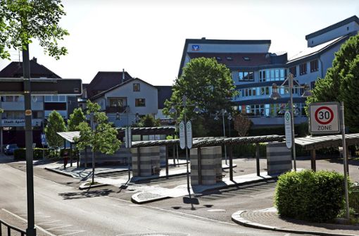Im Zuge des jüngst gestarteten Baus des Kreisverkehrs Tübinger Straße, Sulzer Straße, Heselwiesenstraße wird sich auch der Omnibusbahnhof in Dornstetten verändern. Eine Parkplatzanlage entsteht, inklusive E-Car-Sharing-Möglichkeiten und Ladesäulen. Foto: Uwe Ade