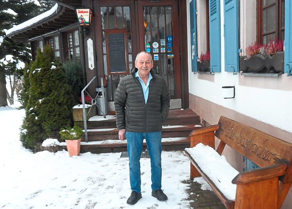 Andreas Sarbacher  wünscht sich bessere Schneeverhältnisse, damit die Skilifte und   sein Restaurant besser frequentiert werden. Fotos: Bechtle