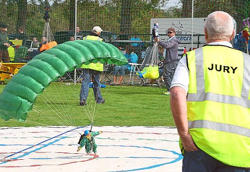 Am Wochenende war am Nasswasen alljährliches Flugplatzfest und ein Fallschirm-Wettbewerb für Modellfallschirme. Foto: Wais