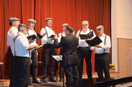 Der Chor Liedertafel Germania Schömberg begeisterte das Publikum mit   traditionellen Volks- und Heimatliedern. Foto: Schwarzwälder Bote