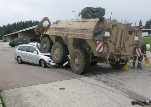 Ein Bundeswehrmitarbeiter hat in Stetten beim Abbiegen ein Auto übersehen. Foto: Polizei