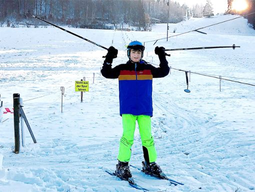 Niklas strahlt mit der Sonne um die Wette. Er war in dieser Saison der allererste Gast am Skilift des Burladinger Skiclubs. Foto: Rapthel-Kieser
