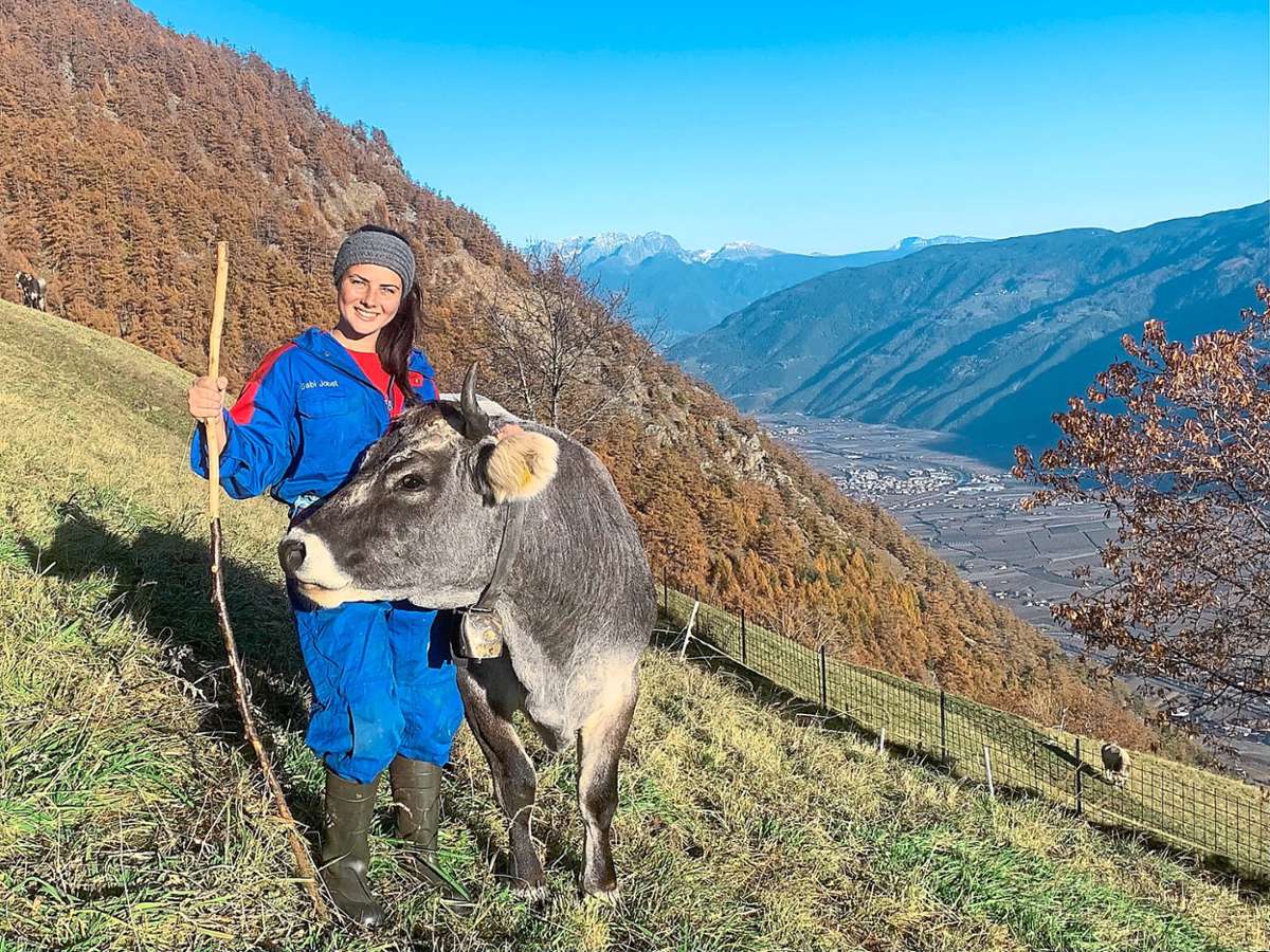 Nathalie Brunner aus Villingen lebt und  arbeitet derzeit auf dem Ortlhof im Vinschgau und kümmert sich   auch  um neun Kühe.