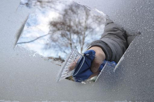 Weil ein Mann sein Auto bei laufendem Motor vom Eis befreien wollte, muss er jetzt ein Bußgeld zahlen. (Symbolbild) Foto: Nancy Beijersbergen/ Shutterstock