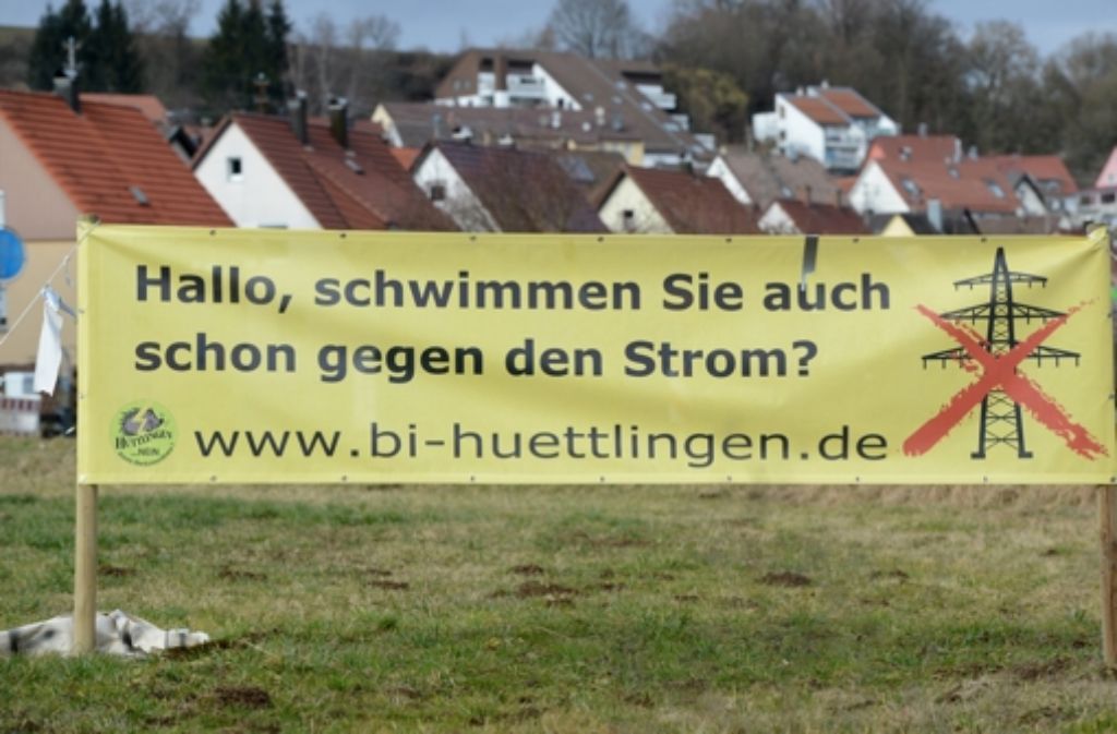 Ein Protestplakat gegen den Bau einer Stromtrasse steht in Hüttlingen auf einer Wiese. Foto: dpa