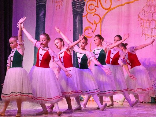 Die Ballettklasse der Altensteiger Musikschule zeigte in der Markgrafenhalle eine märchenhaft-farbenfrohe Aufführung. Auch Svenja Ferl (Mitte, rotes Kleid) applaudierte ihren Ballerinen.  Foto: Kosowska-Németh