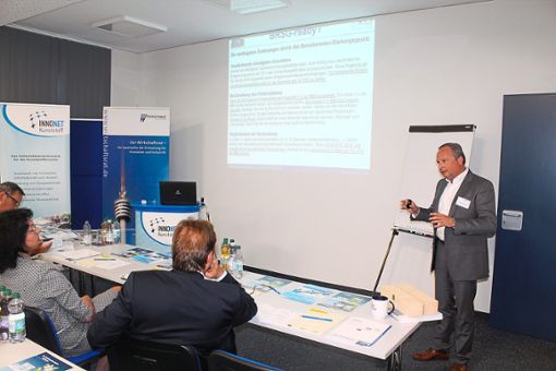 Georg Pamboukis während seines Vortrags vor  Gästen des Wirtschaftsrates im Plastics InnoCentre. Foto: Wirtschaftsrat Foto: Schwarzwälder Bote