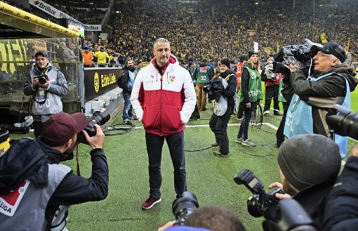 29. November 2015: Jürgen Kramny feiert in Dortmund seinen Einstand als VfB-Cheftrainer – vor dem Rückspiel muss er die erste Krise bewältigen. Foto: Thissen