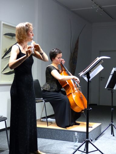 Musik für Querflöte und Violoncello, die jungen Interpretinnen Agnes Suszter (links) und Eszter Karasszon erweisen sich als reife Instrumentalistinnen. Foto: Kouba Foto: Schwarzwälder Bote