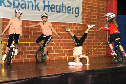 Wenn die Jugend des TSV Oberdigisheim sich so sicher sogar auf Einrädern bewegt, stehen nicht nur die Sportkameraden Kopf – das gefällt auch dem Publikum. Foto: Hoffmann Foto: Schwarzwälder-Bote