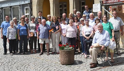 Gemeinsam mit deutschen Freunden und Horbs Oberbürgermeister Peter Rosenberger lassen sich die 25 Engländer aus Horbs Partnerstadt Haslemere vor dem Rathaus fotografieren. Foto: Hopp Foto: Schwarzwälder-Bote