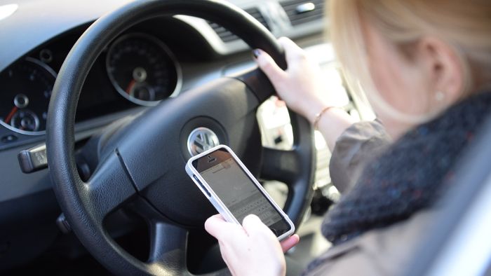 Zehn Fragen zum Smartphone im Auto