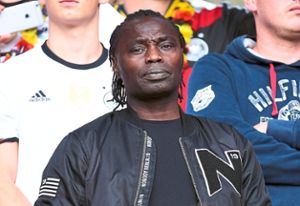 Souleymane Samy Sané, Vater des aktuellen deutschen Nationalspielers Leroy Sané, verfolgt ein Spiel bei der Fußball-EM 2016 in Frankreich. Foto: Witters