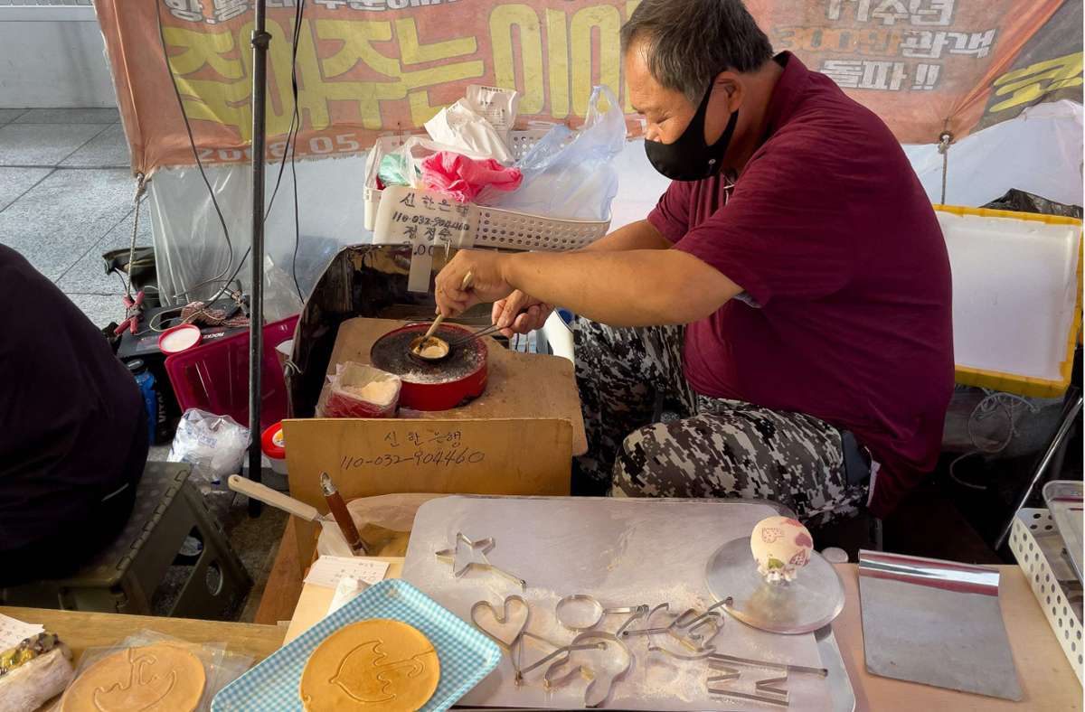 Hier wird die knusprige Süßigkeit „Dalgona“ hergestellt. Foto: AFP/YELIM LEE