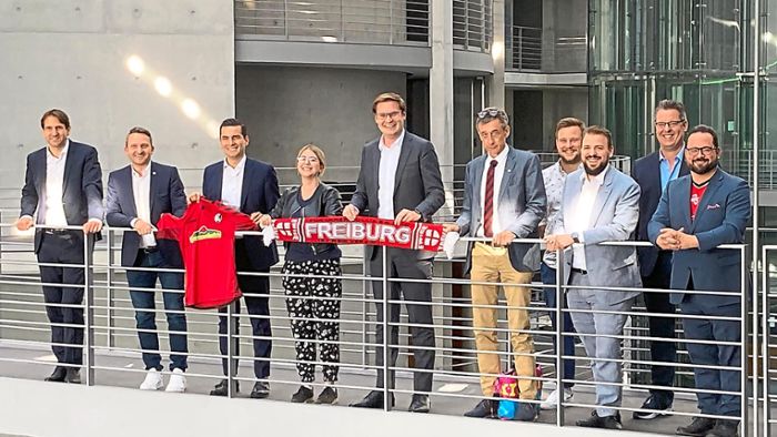 Yannick Bury gründet ersten SC-Freiburg-Fanclub im Bundestag