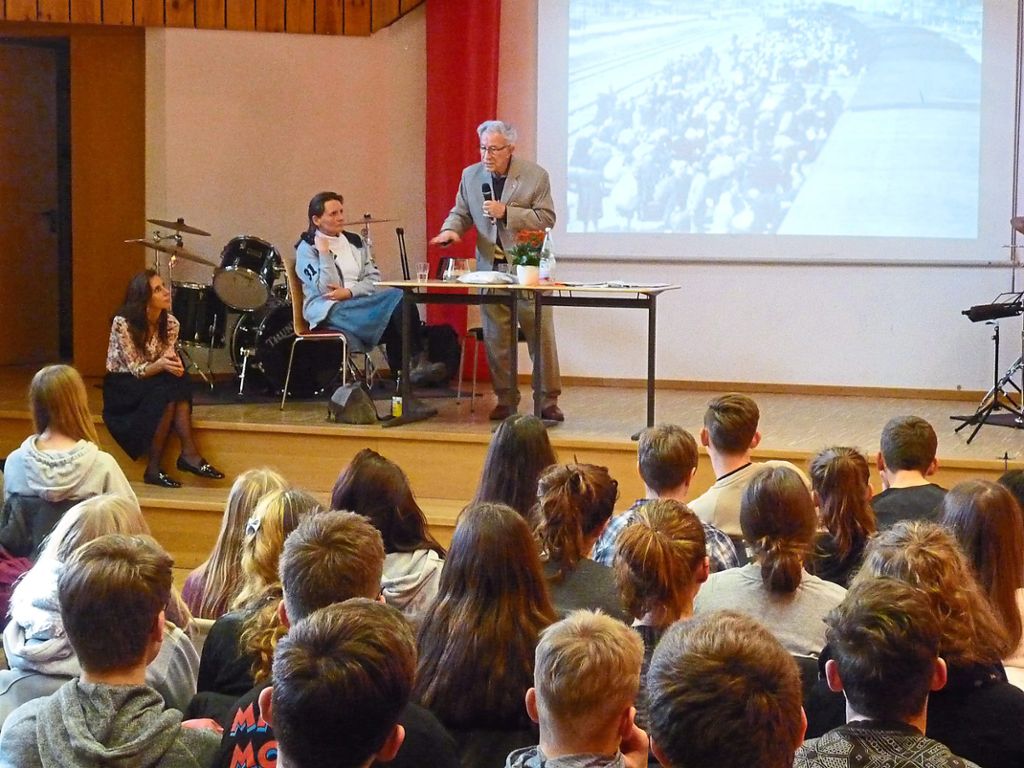 Die Schüler lauschten  Ben Lesser, der Auschwitz, Buchenwald und den Todeszug nach Dachau überlebte.  Foto: Pfenning-Flik Foto: Schwarzwälder Bote