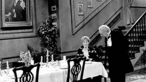 Miss Sophie (May Warden) feiert ihren 90. ohne Gäste. Butler James (Freddie Frinton) springt ein. Foto: imago/United Archives